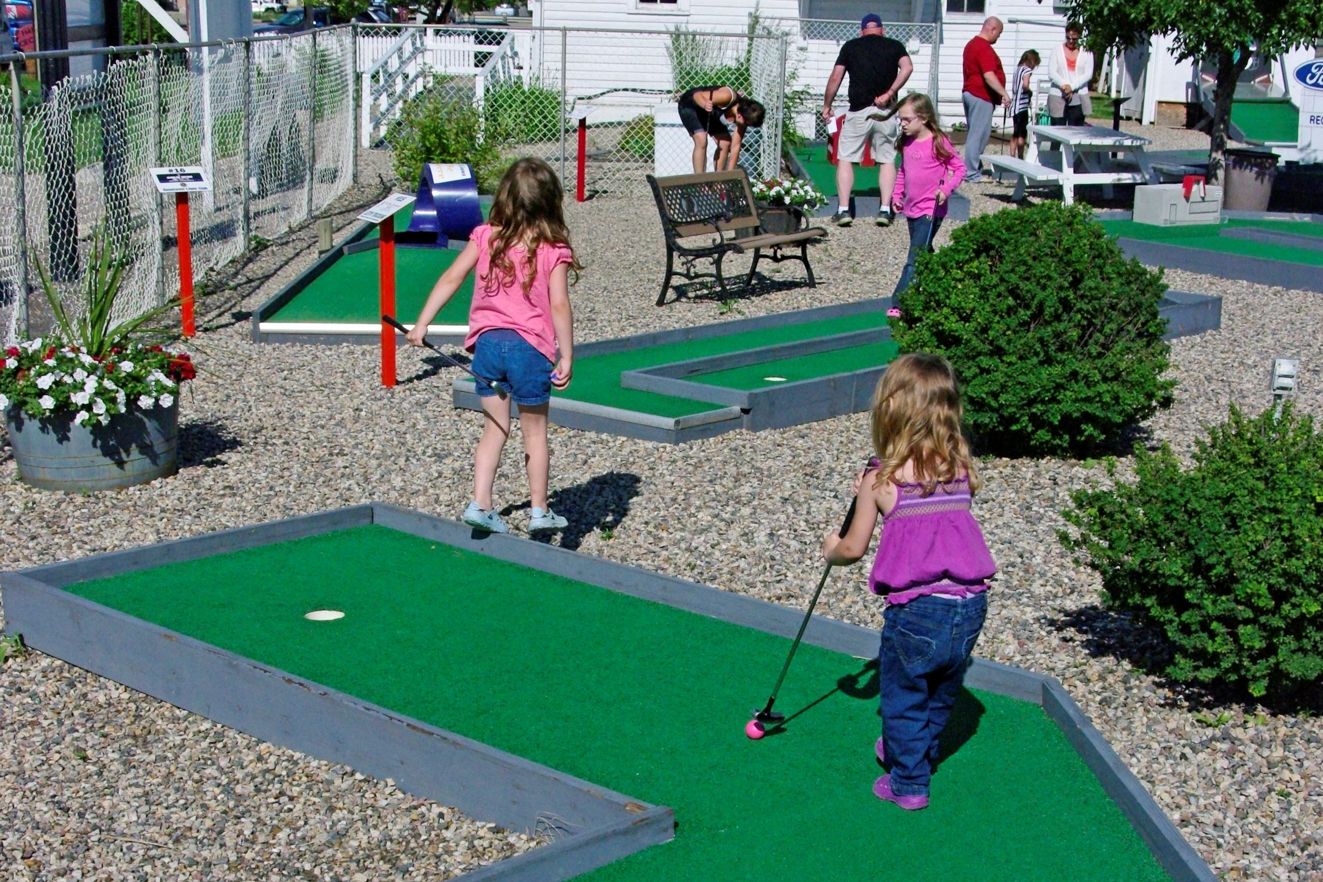 Image of kids playing mini golf